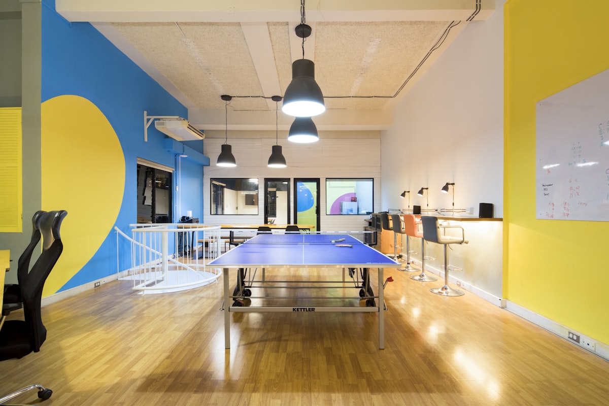Oficina moderna con mesa de ping pong y espacios de trabajo